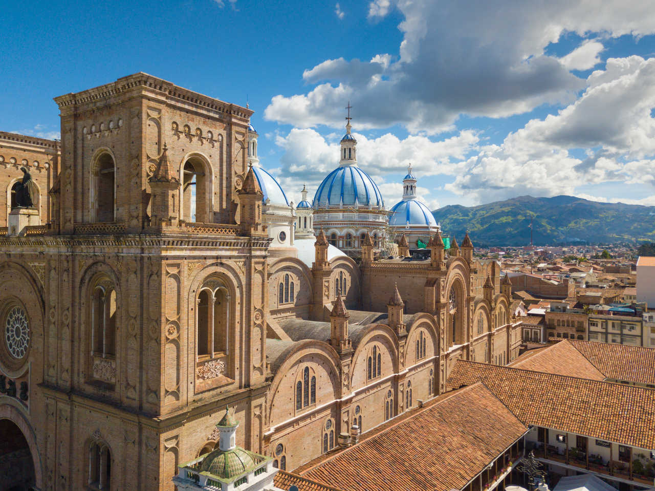 Vue aérienne de la Ville coloniale de Cuenca et sa cathédrale en Equateur