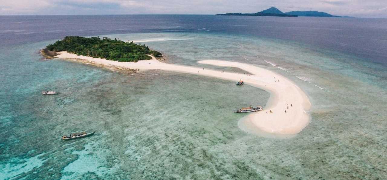 vue aérienne de l'île de Nailaka, une des îles de Banda