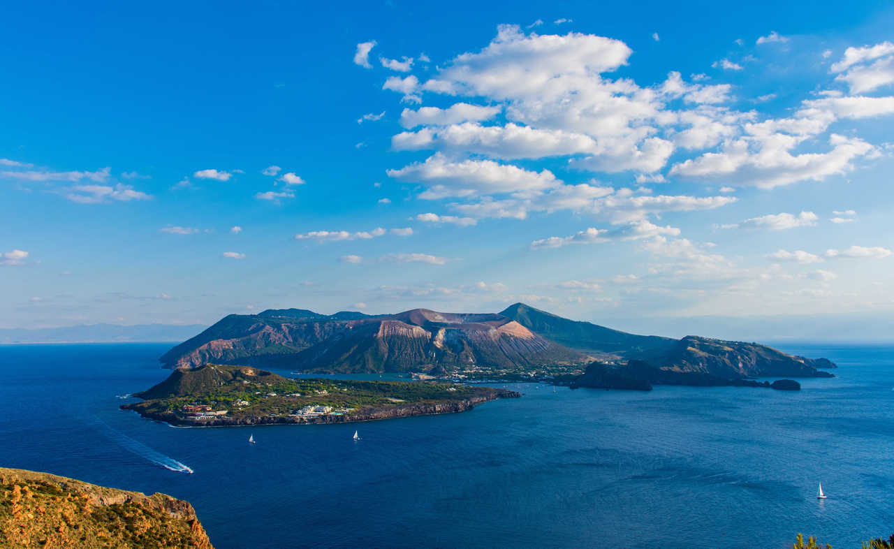 Vue aérienne de l'île Éolienne en Sicile