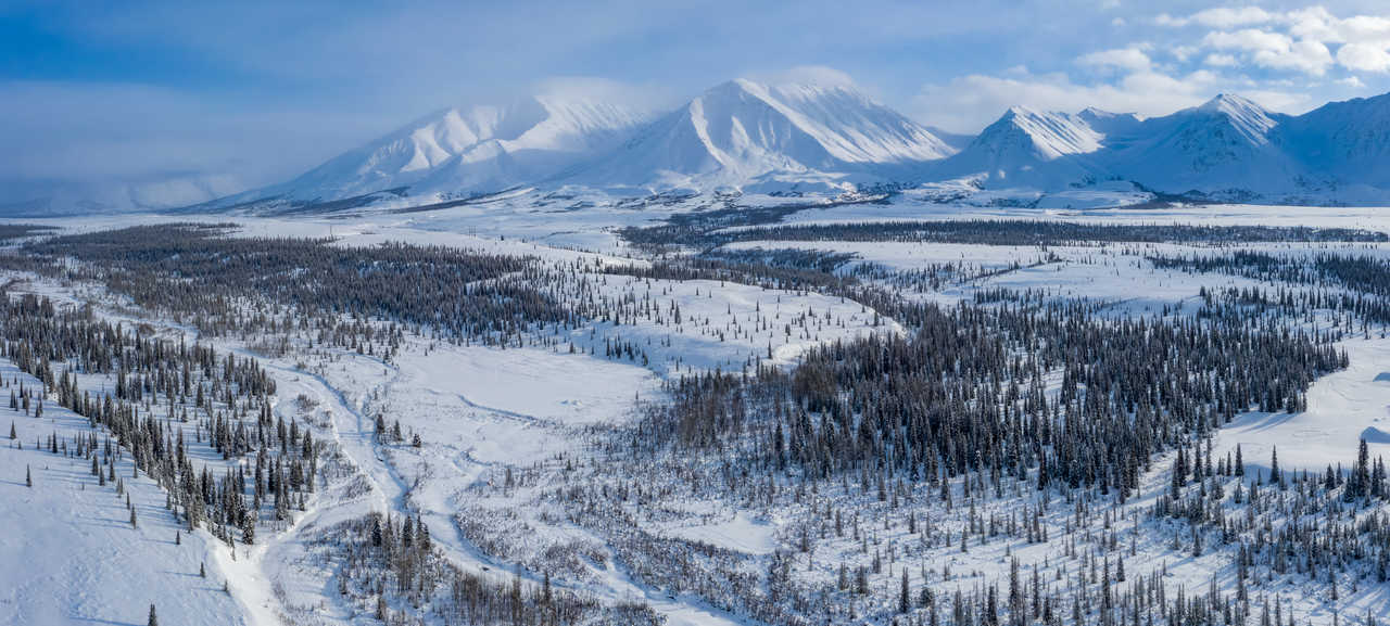 Vue aérienne des paysages enneigés d'Alaska © Adobe Stock Vue aérienne des paysages enneigés d'Alaska