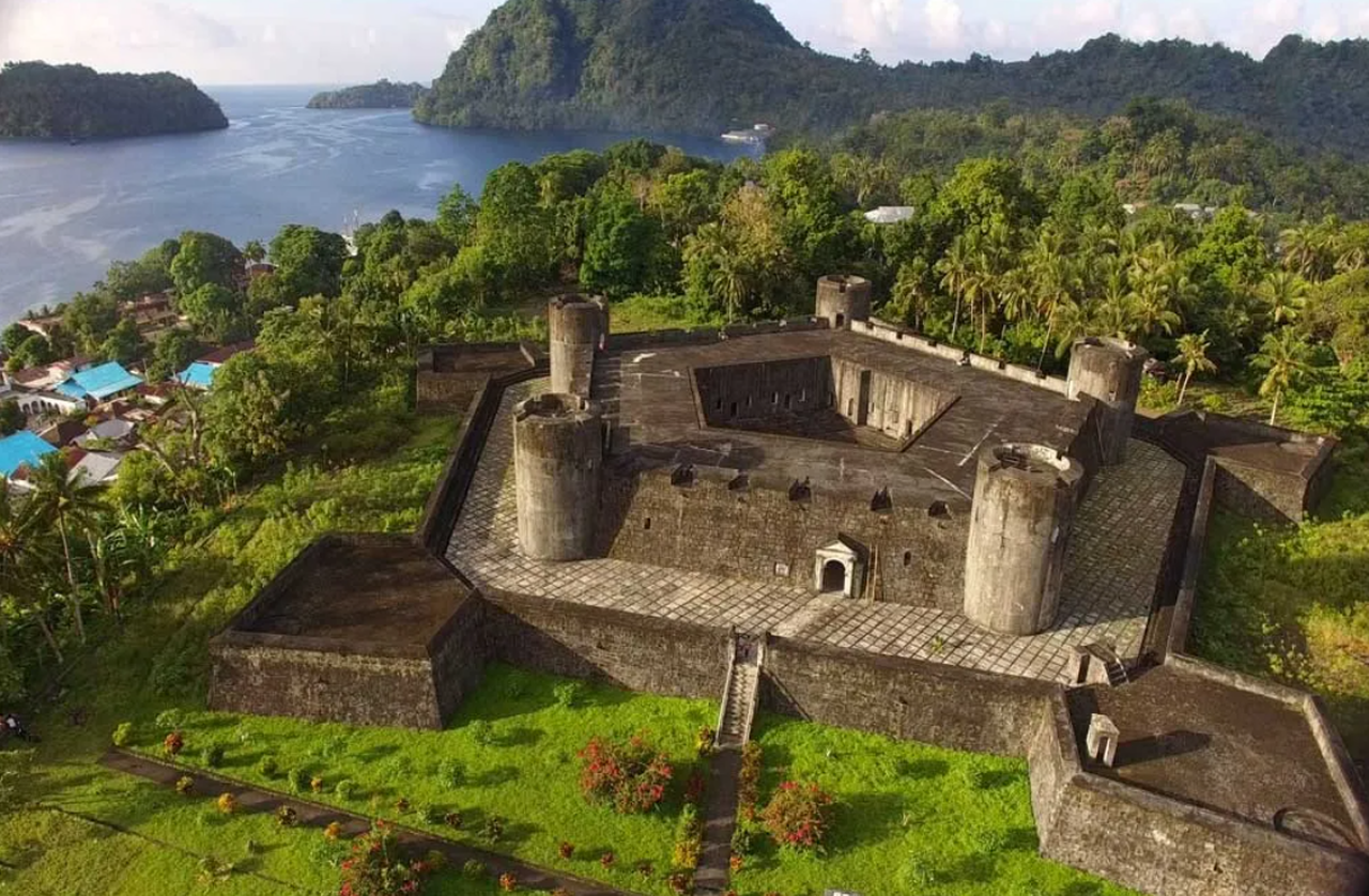 vue aérienne du fort Belgica sur les îles Banda