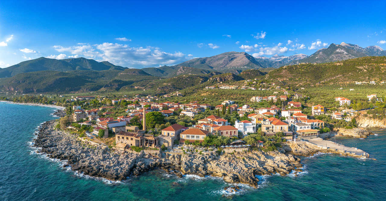 Vue aérienne du magnifique village balnéaire de Kardamyli, en Grèce, situé dans la région de Magne, en Messénie.