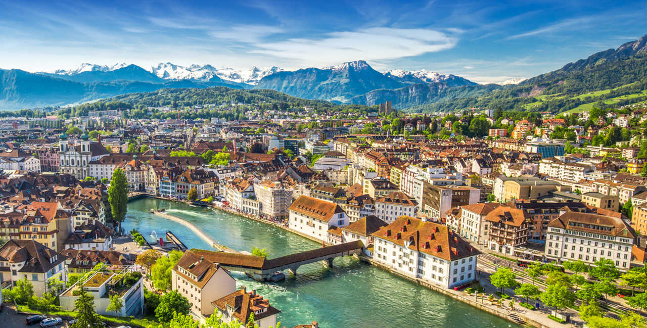 Vue aérienne du Mont Pilatus et centre-ville historique de Lucerne, Suisse