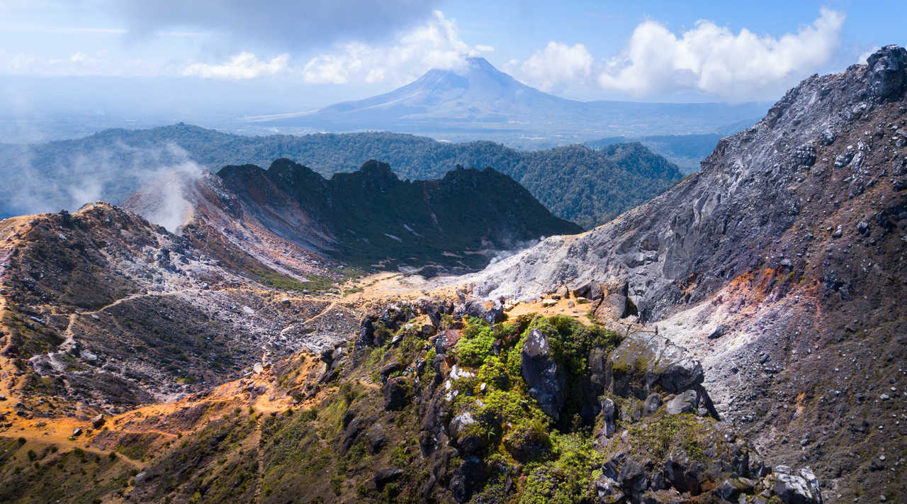 Vue aérienne du paysage de la caldeira du volcan Sibayak, nord de Sumatra, Indonésie