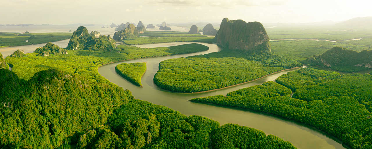 vue aérienne et panoramique de la Baie de Phang Nga en Thaïlande
