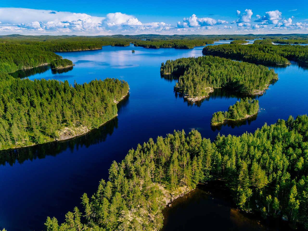 Vue aérienne sur les îles de Finlande