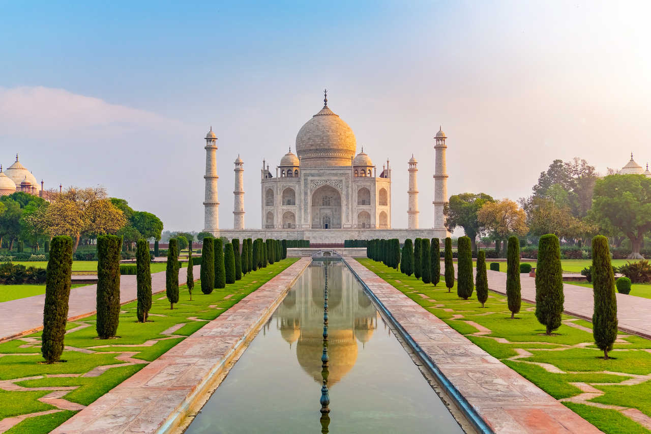 Vue de face du Taj Mahal se reflétant dans le bassin, Uttar Pradesh, Inde