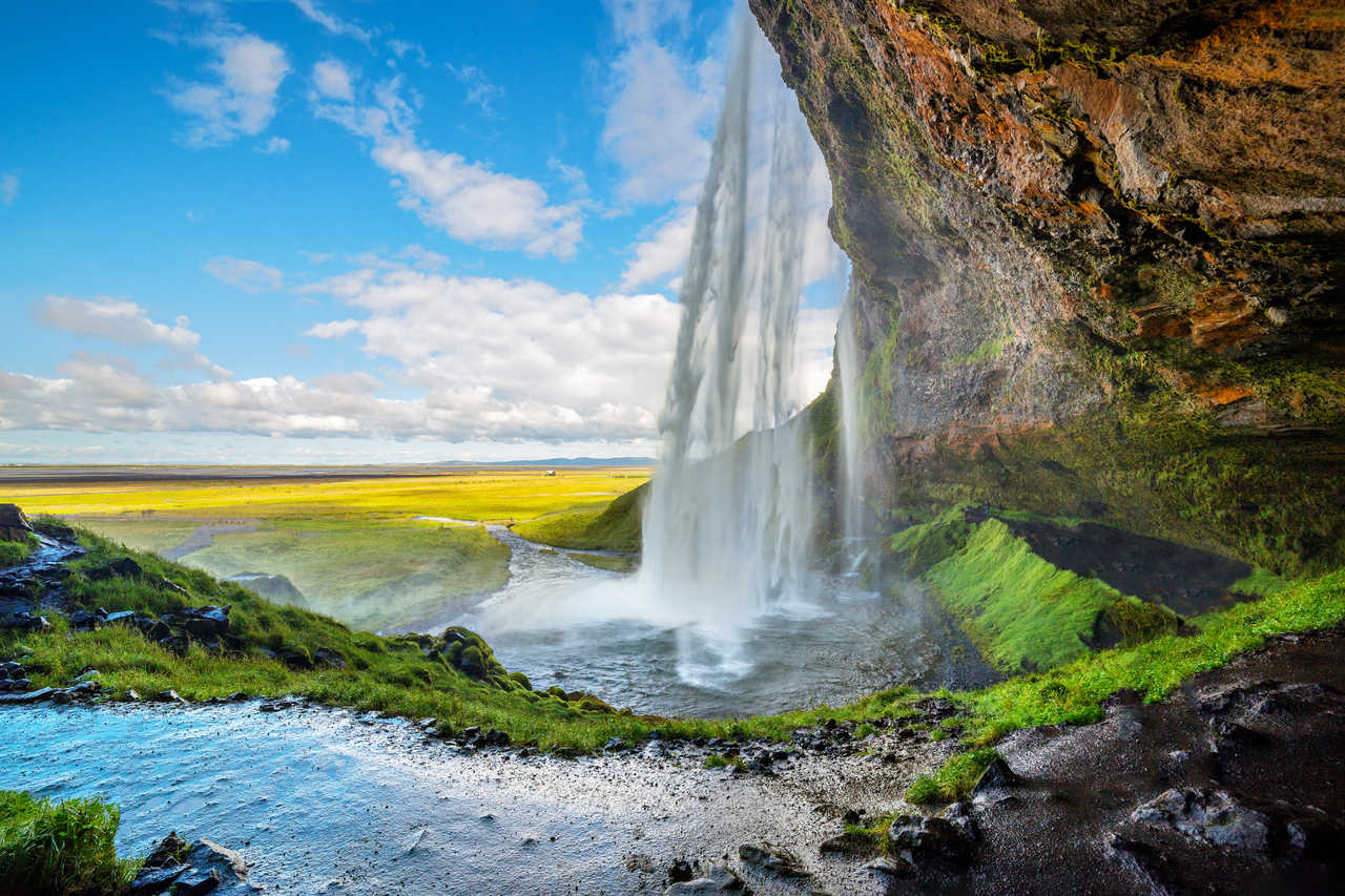 Vue de Seljalandsfoss, l'une des plus belles chutes d'eau d'Islande.
