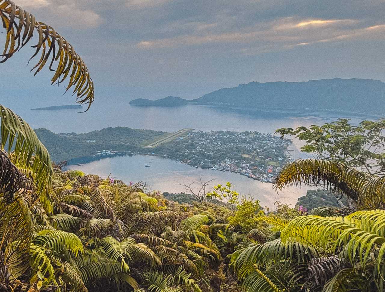 vue depuis le sommet du Gunung Api sur les îles de Banda