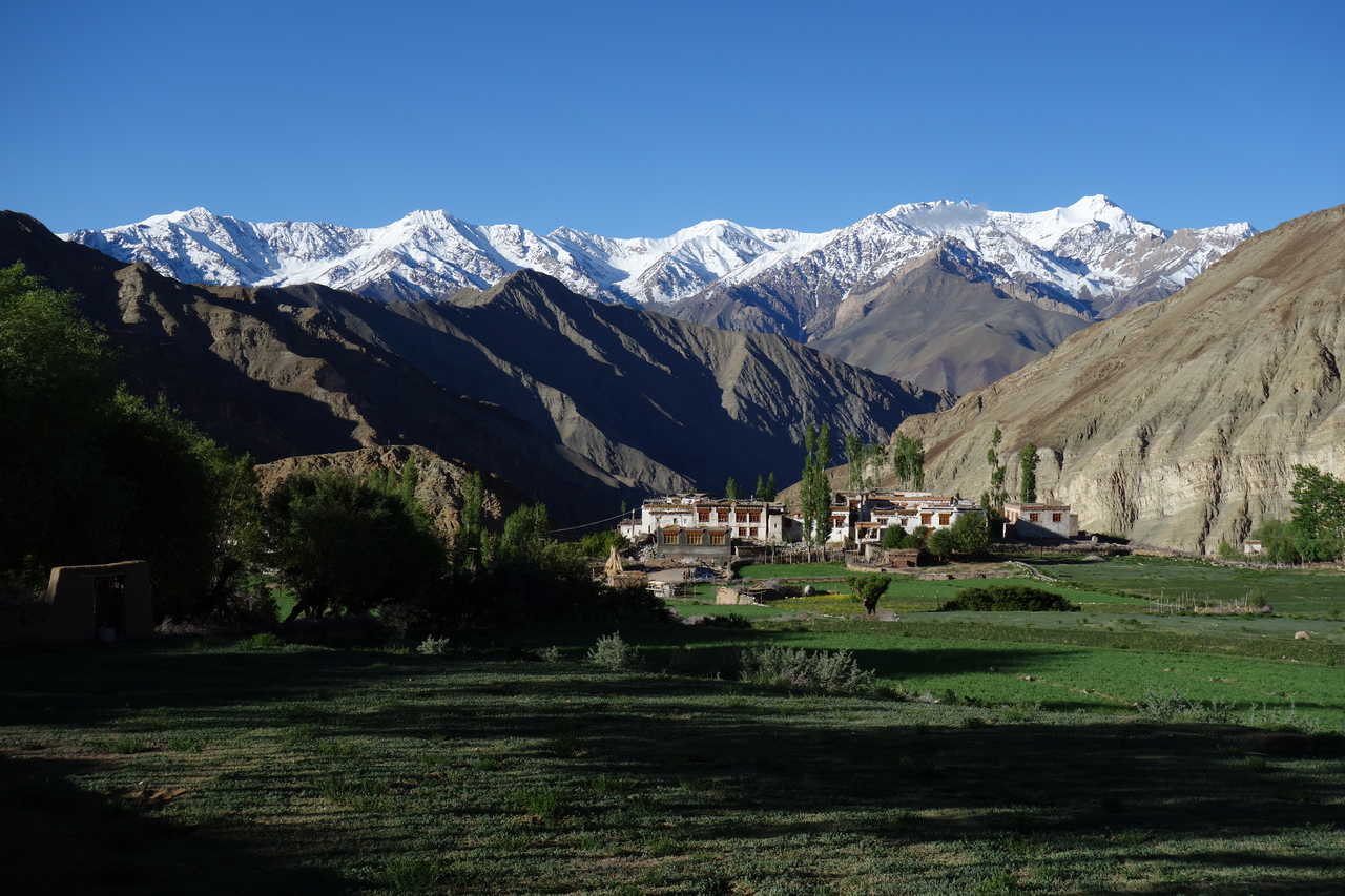 Vue depuis le village de Yangthang en Inde Himalayenne