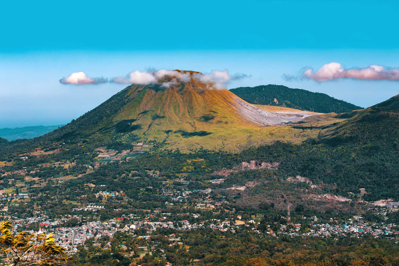 Vue depuis le volcan Mahawu sur l'île de Sulawesi