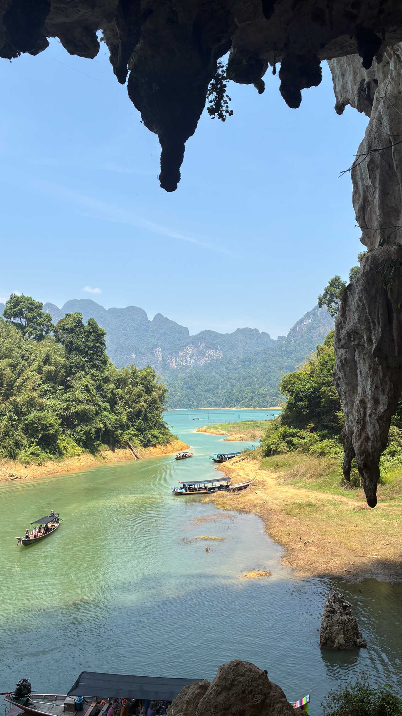 Vue depuis une grotte sur le lac Cheow Lan en Thaïlande