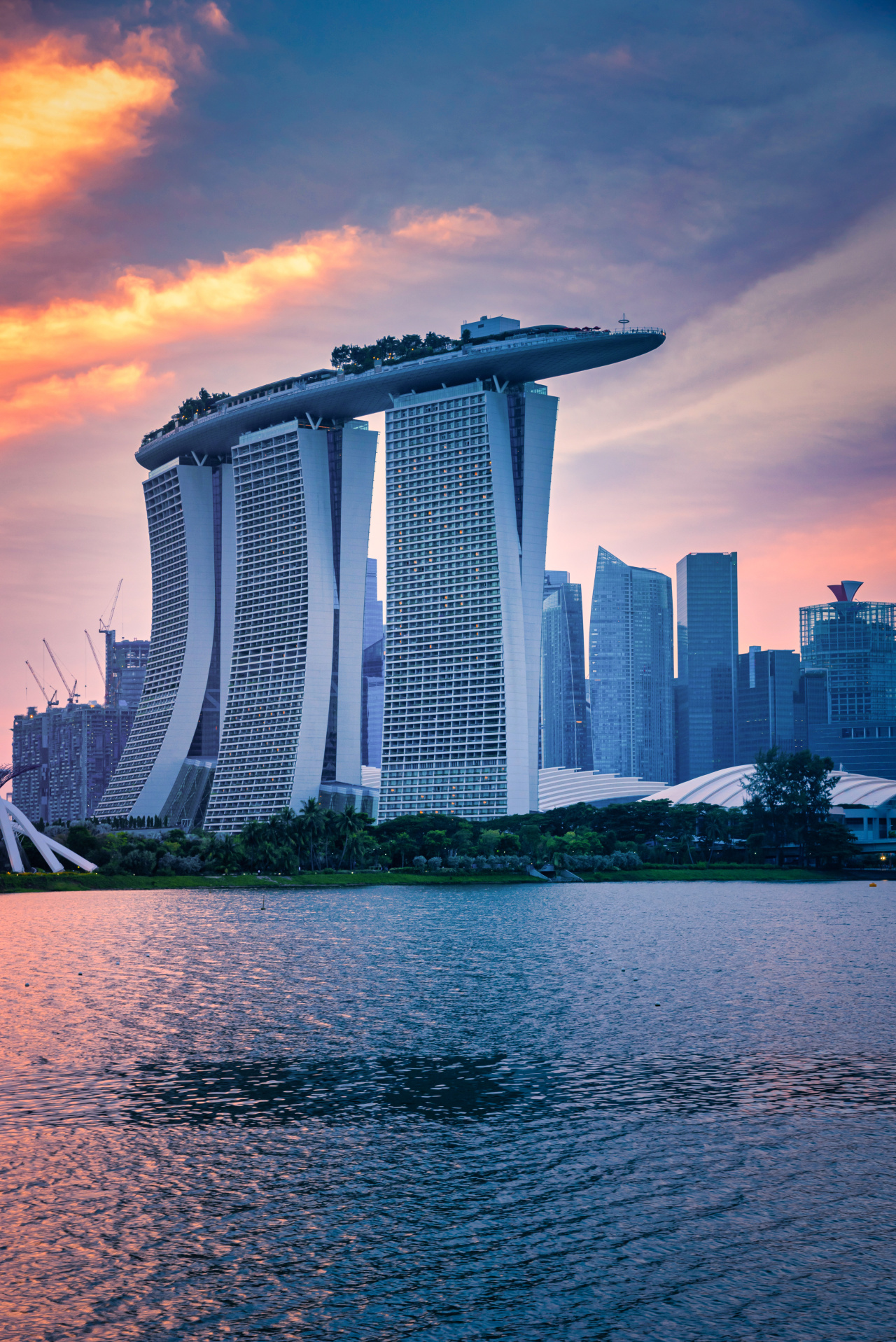 Vue des gratte-ciel de Singapour au coucher du soleil.