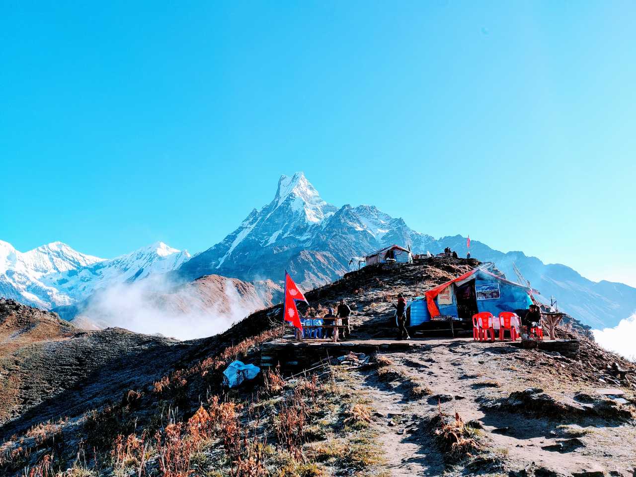 Vue du base camp du Mont Mardi Himal avec derrière le Machapuchare au Népal