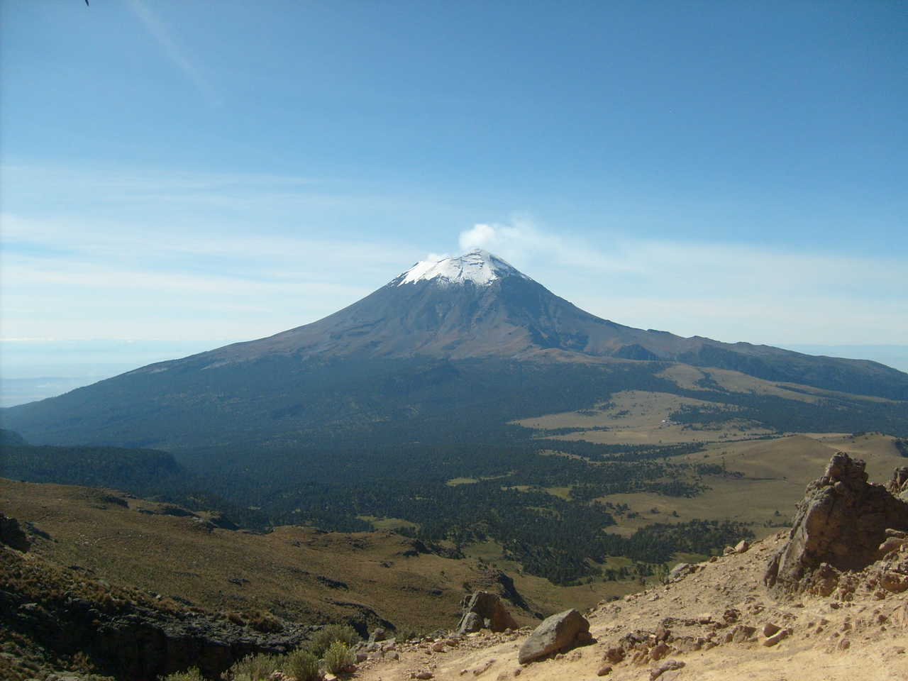 vue du volcan Popocatepetl depuis l'Iztaccihuatl au Mexique