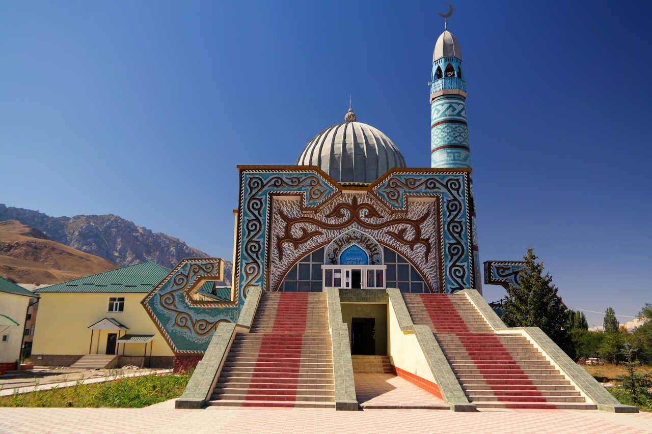 vue extérieure de la mosquée centrale de Naryn au Kirghizistan