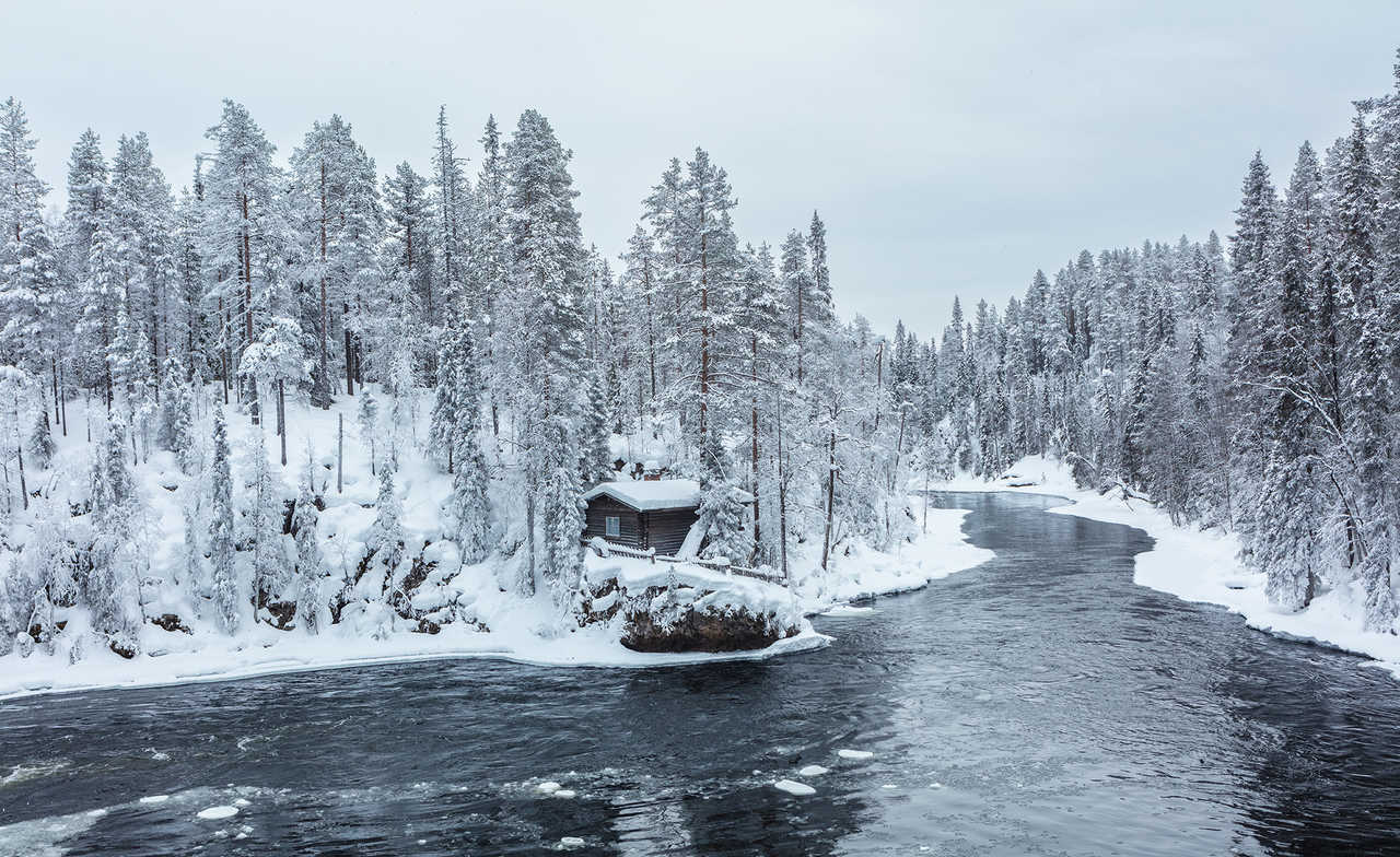 Vue hivernale du parc national d’Oulanka en Finlande, avec la rivière Kitkajoki