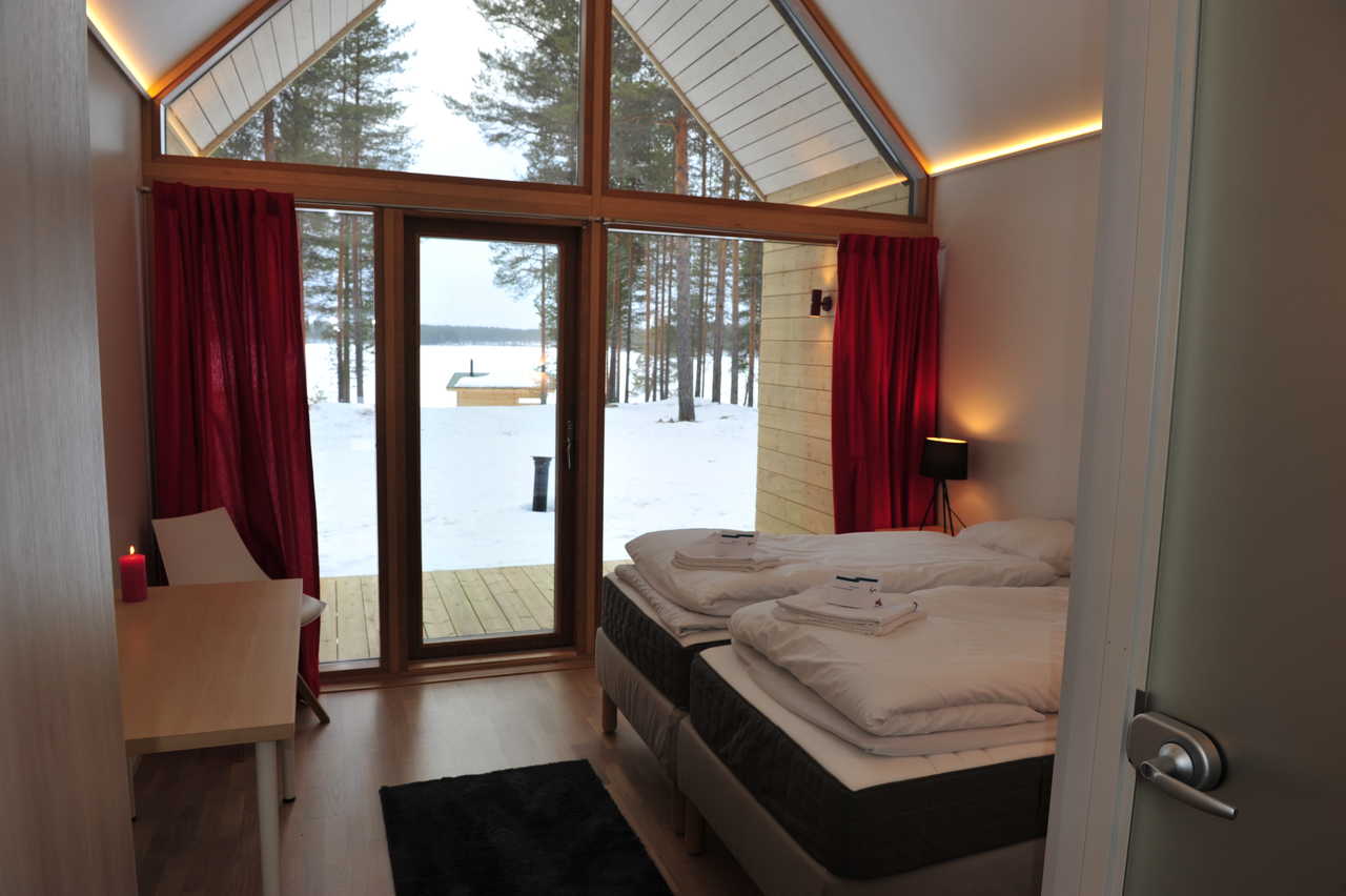 Vue  intérieurs des chambres de l'éco-lodge  dans le parc  à Hossa en Finlande