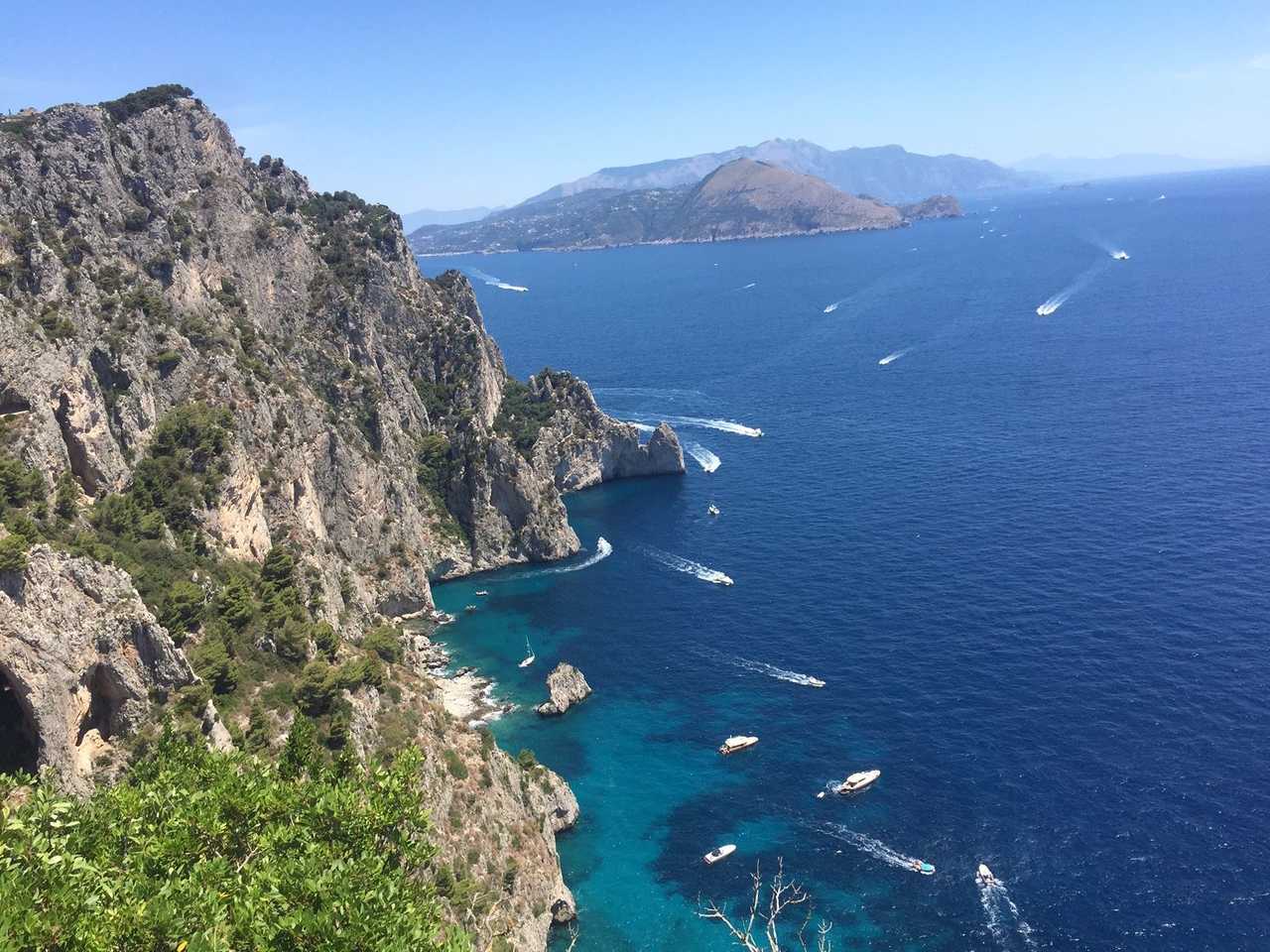 Vue panoramique depuis l'île de Capri en Italie