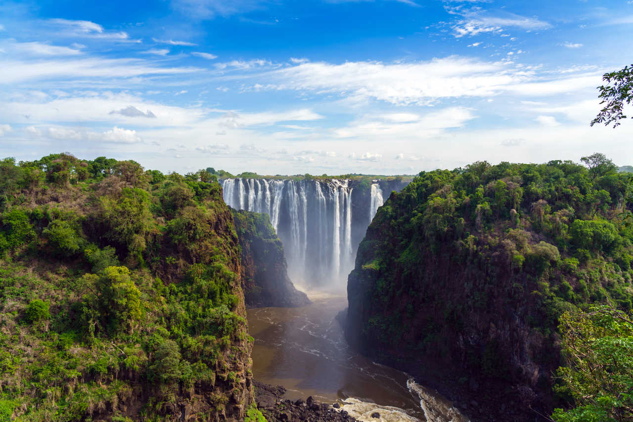 Vue panoramique des chutes Victoria, Zimbabwe, Zambie, avec une cascade spectaculaire.
