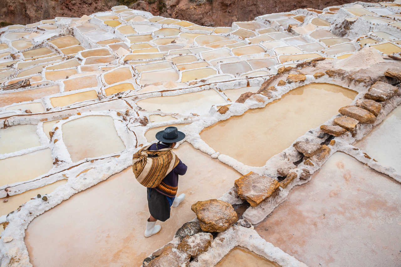 Vue panoramique des salines de Maras dans la Vallée Sacrée des Incas, Pérou.