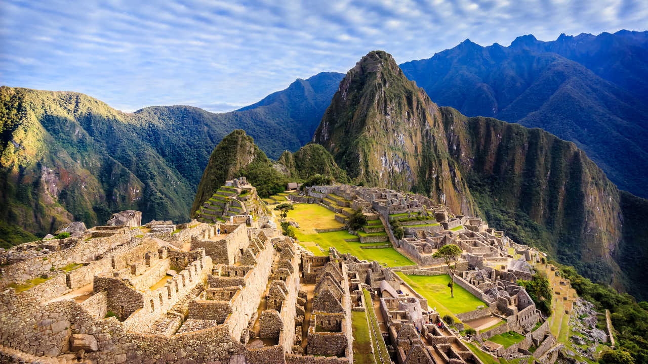 Vue panoramique matinale de la cité inca sacrée de Machu Picchu, Pérou – Patrimoine mondial de l'UNESCO.