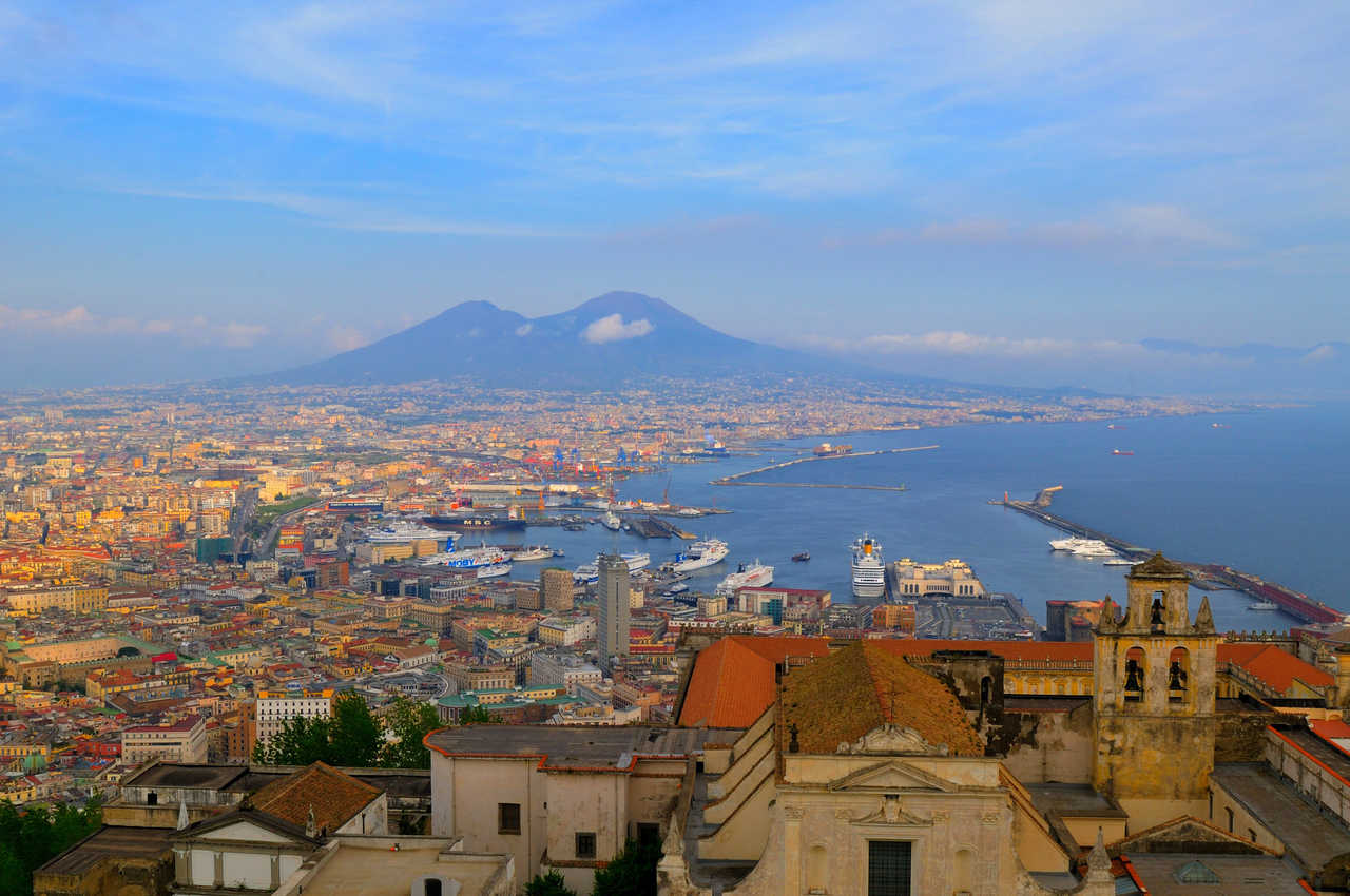 Vue panoramique sur la baie de Naples avec le Vésuve
