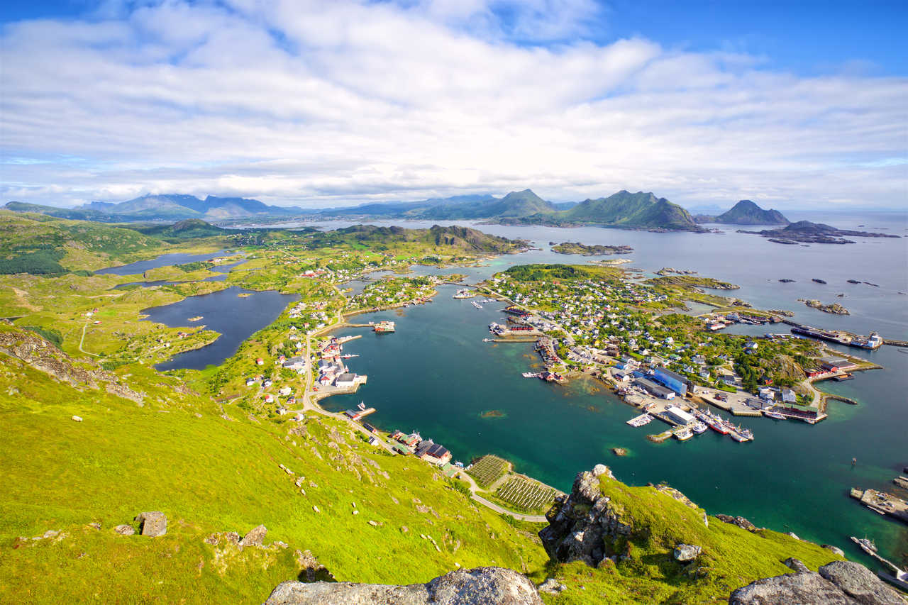 Vue panoramique sur la l'archipel des Lofotend depuis le sommet du Nonstinden