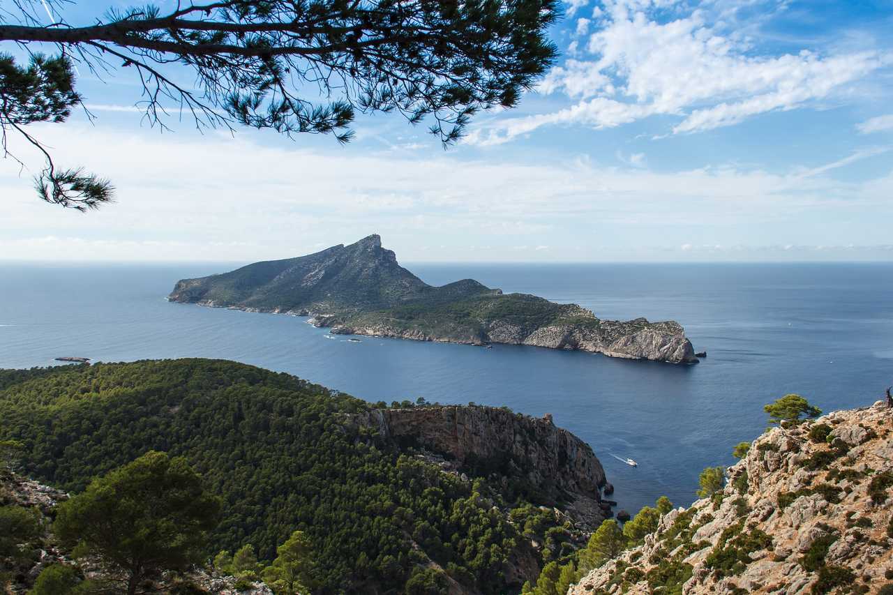 Vue panoramique sur la mer et l'île de Sa Dragonera, aux Baléares