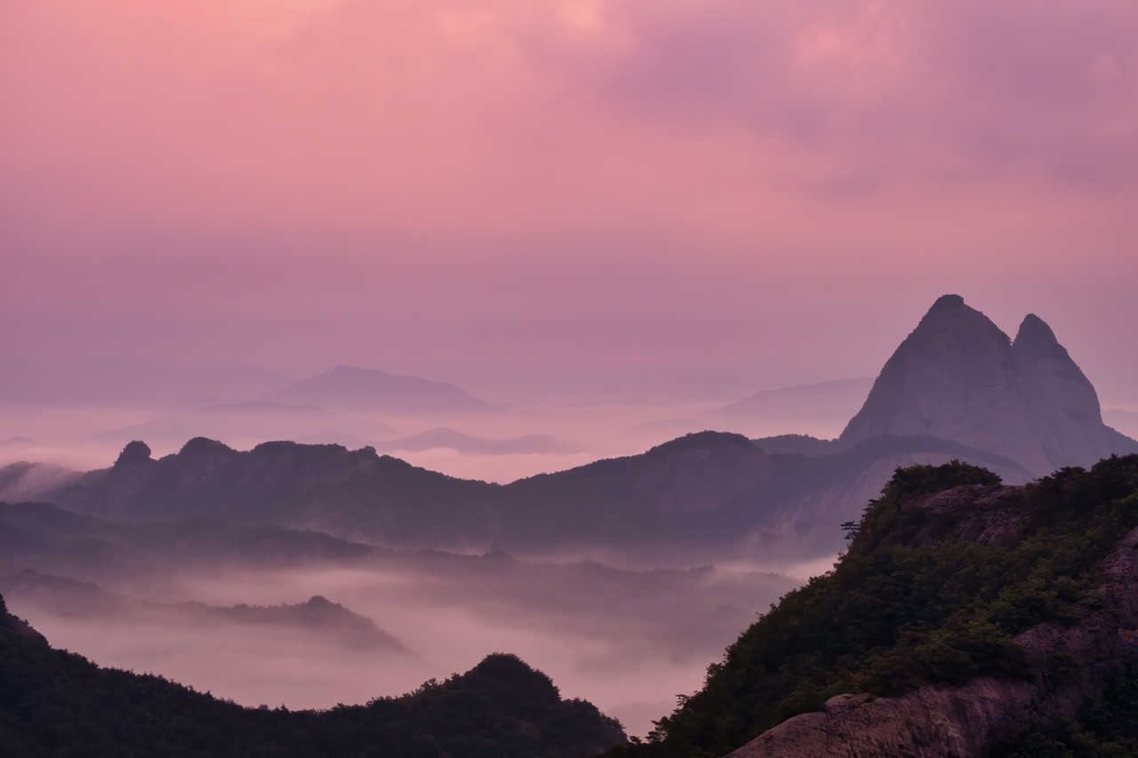 Vue panoramique sur les montagnes au lever du soleil en Corée du sud