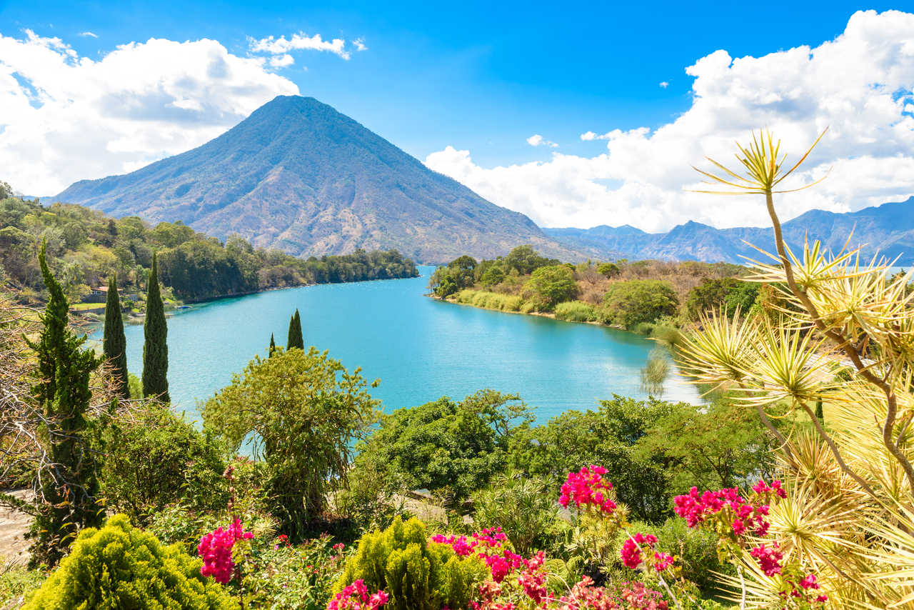 Vue panoramique sur une baie aux eaux turquoise du Lac Atitlán au Guatemala.