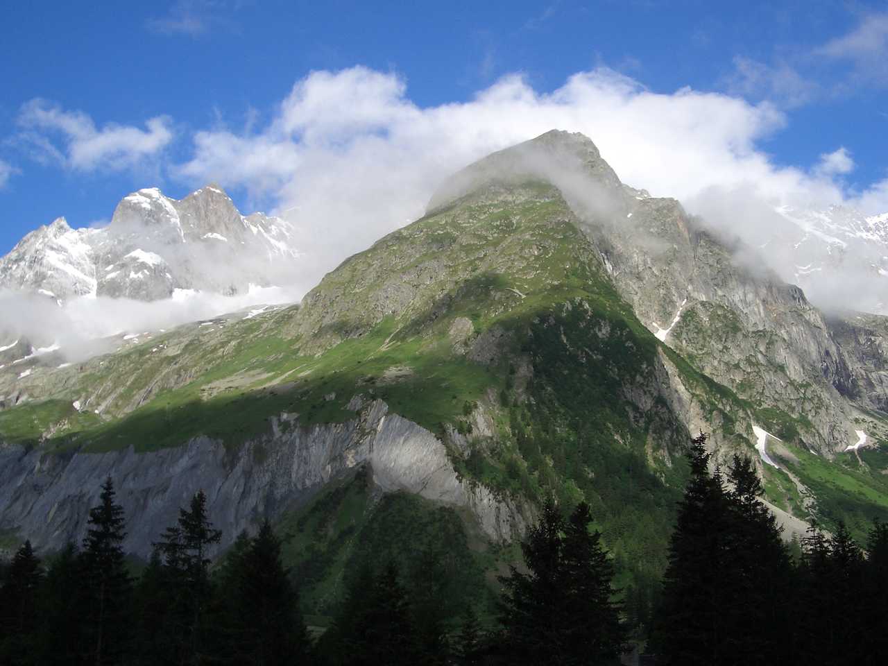 vue pendant le trek itinérant autour du Mont Blanc