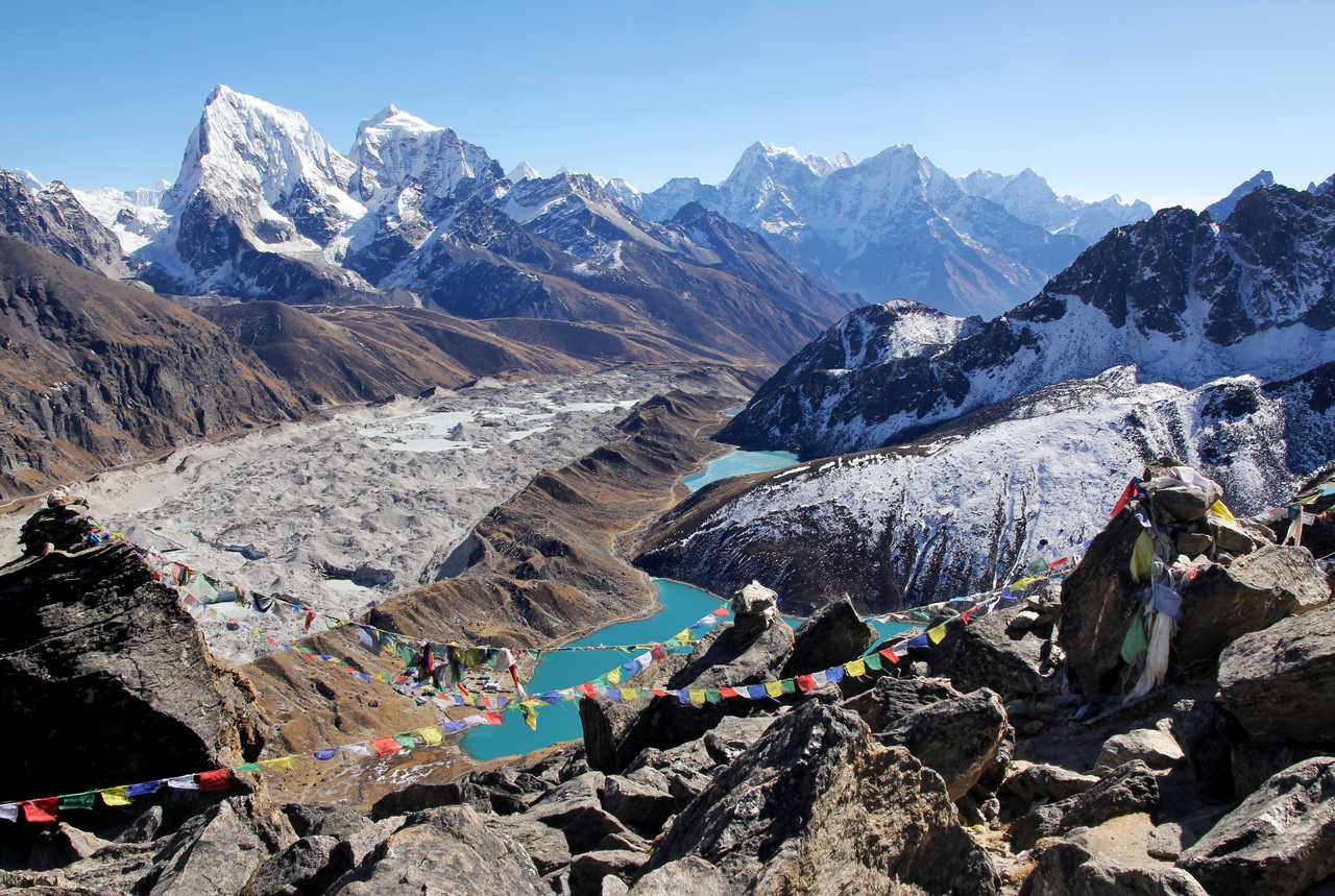 Vue plongeante sur le lac Gokyo, région de l'Everest