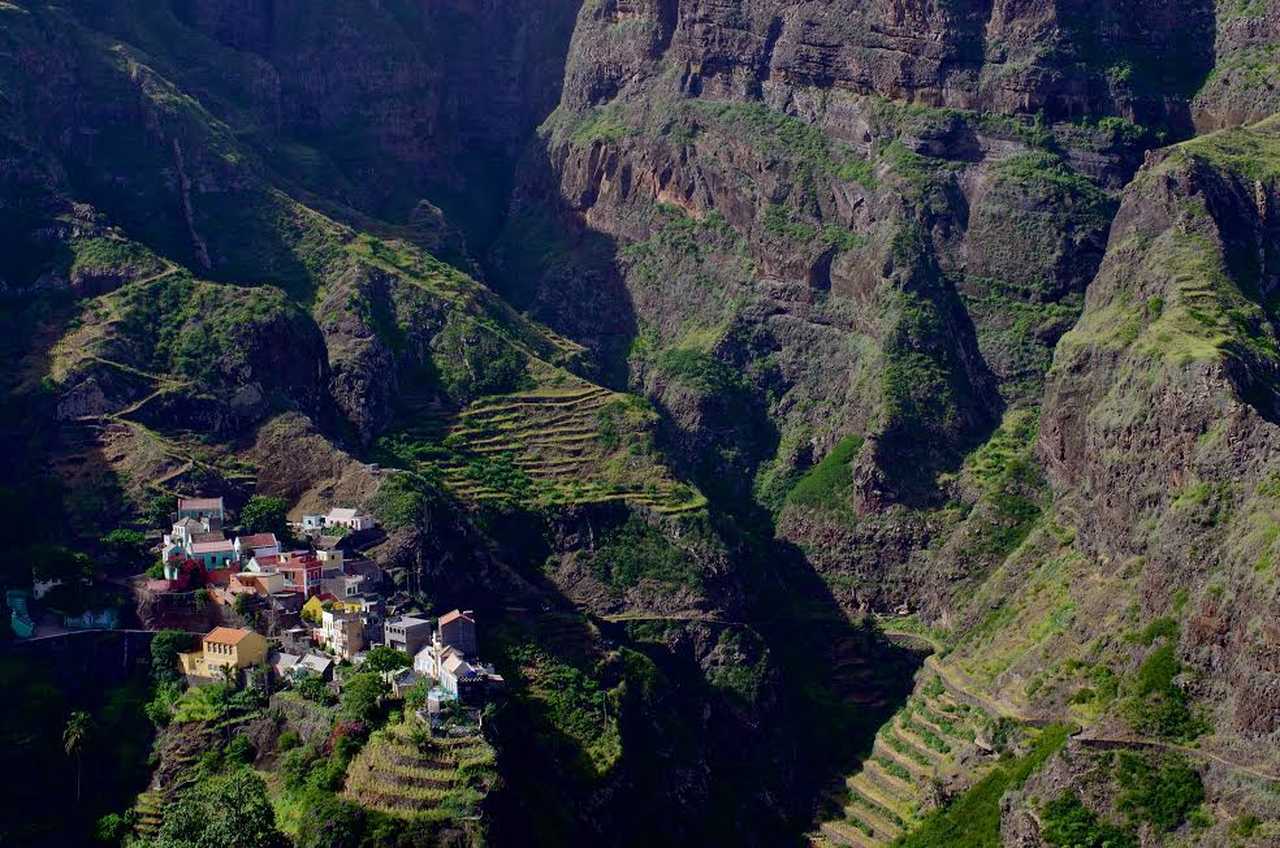 Vue plongeante sur le petit village de Fontainhas et ses terrasses