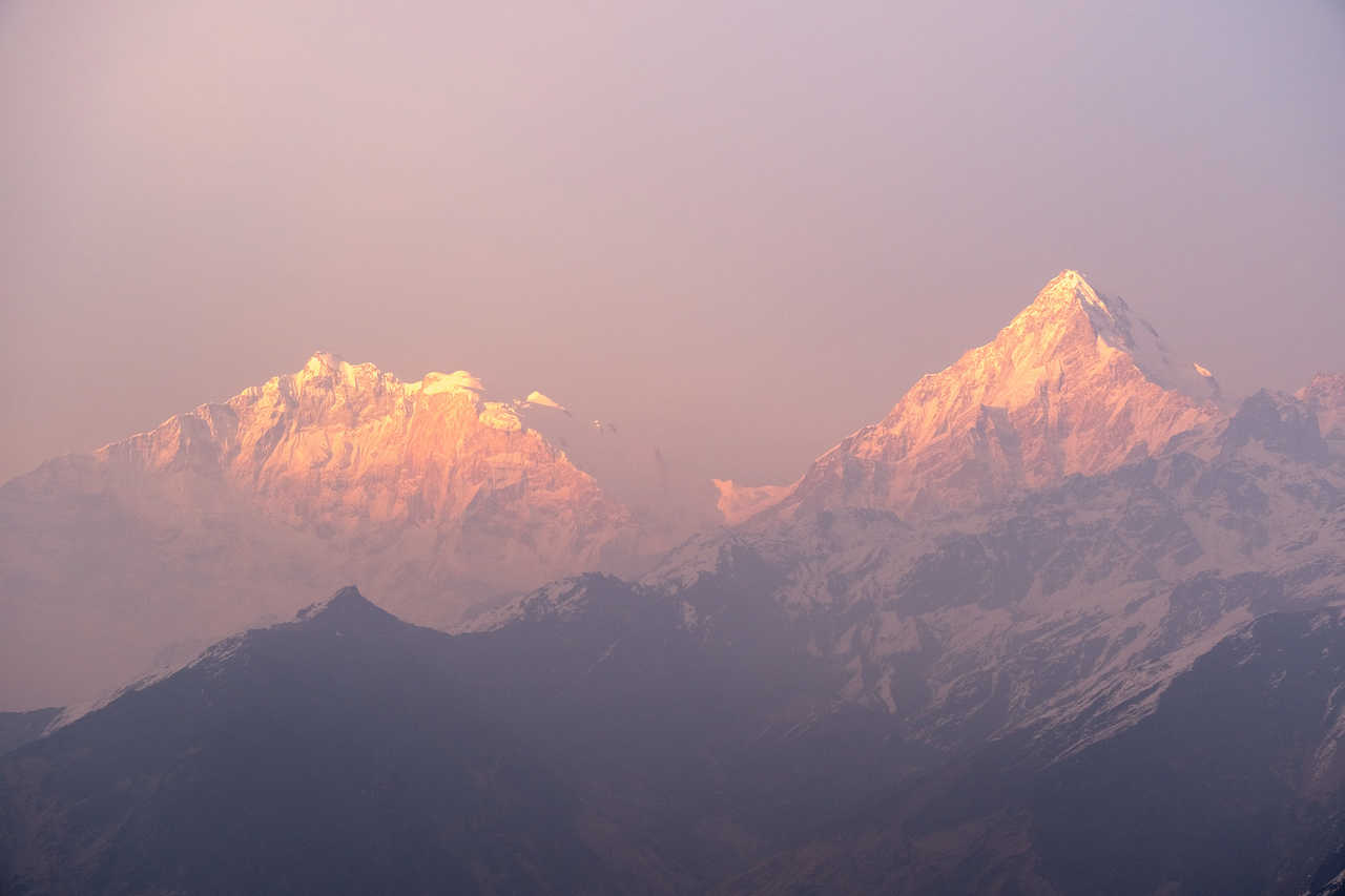 Vue sur Annapurna pendant le lever de soleil au Népal