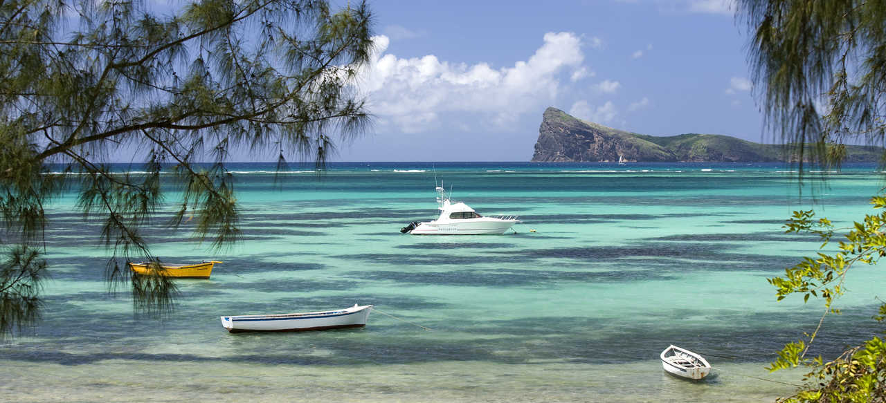 vue sur des bateaux depuis une plage de l'ile Maurice