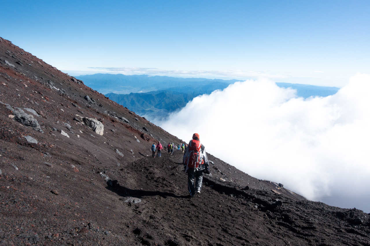 Vue sur des marcheurs en train de redescendre du Mont Fuji