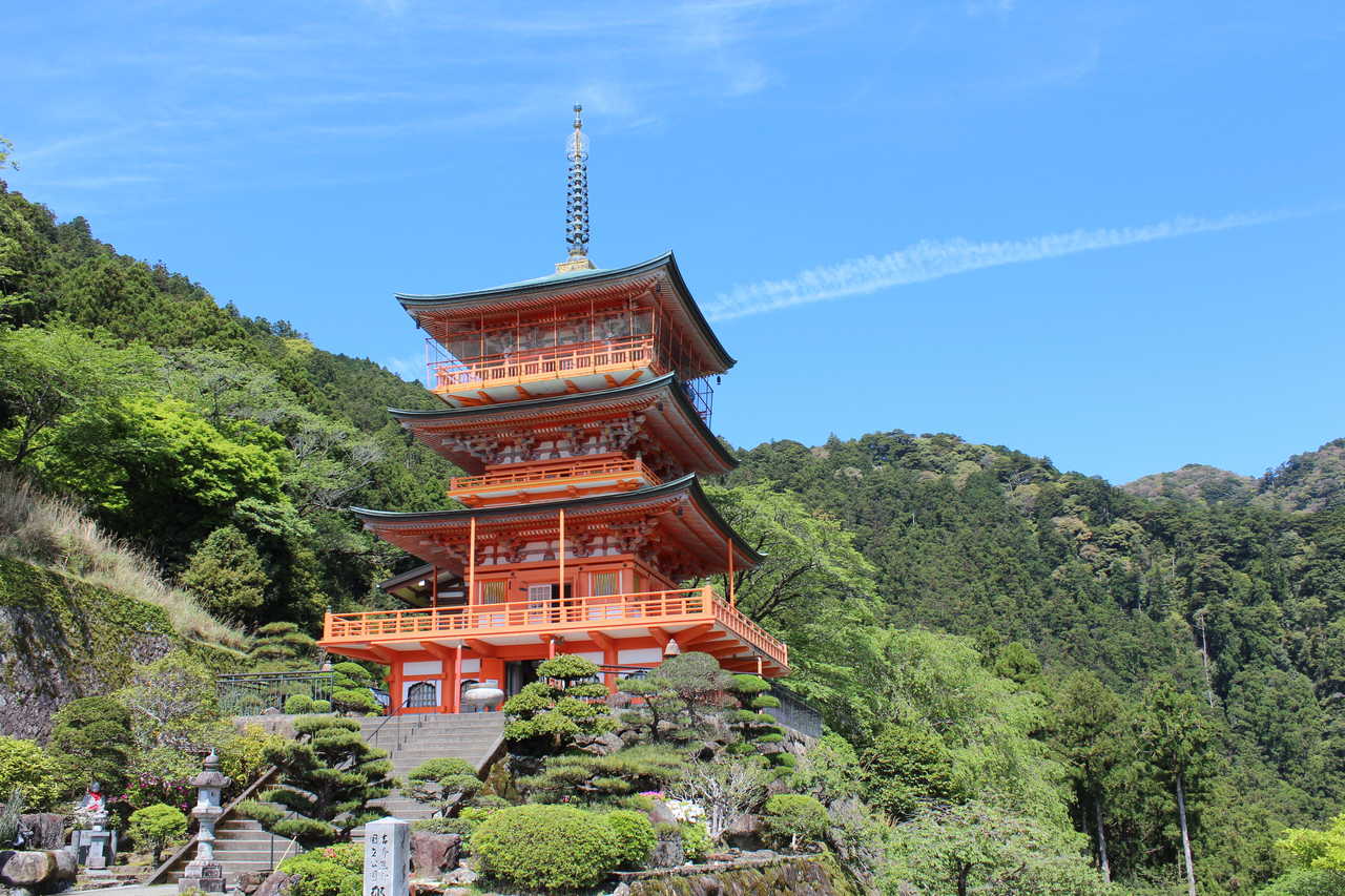 Vue sur la cascade de Nachi et le grand sanctuaire de Kumano Nachi Taisha