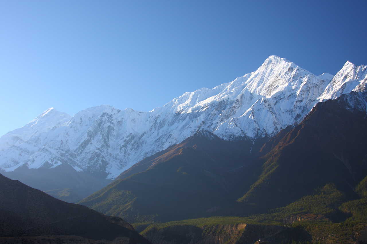 Vue sur la chaîne montagneuse des Nilgiri au Népal