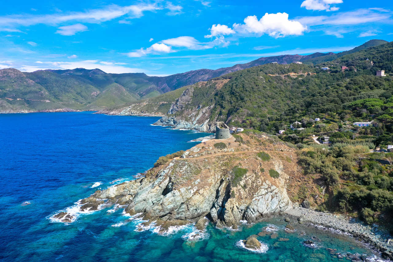 Vue sur la côte rocheuse du Cap Corse