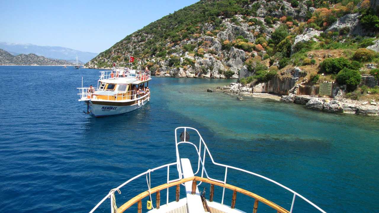 Vue sur la méditerranée depuis l'avant d'un bateau sur la côte lycienne