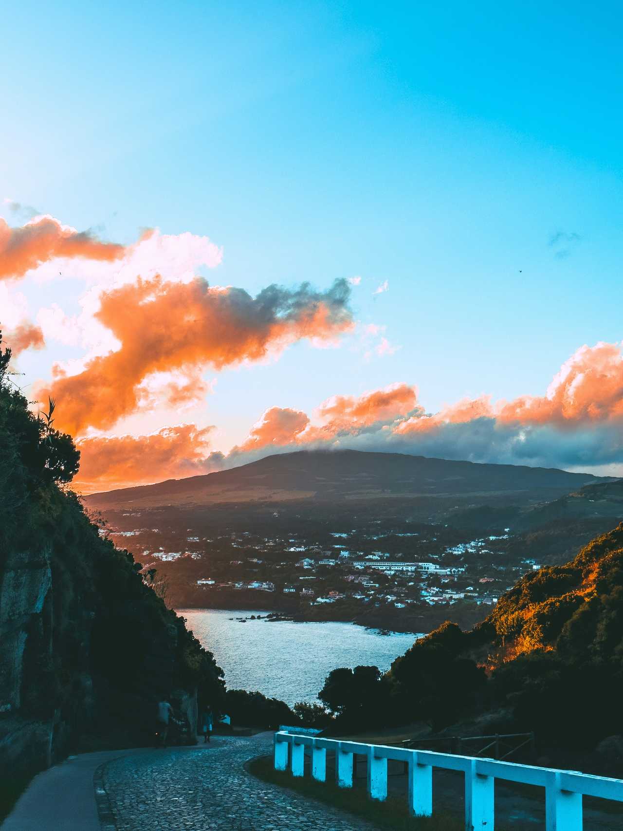 Vue sur la mer et sur un village aux Açores