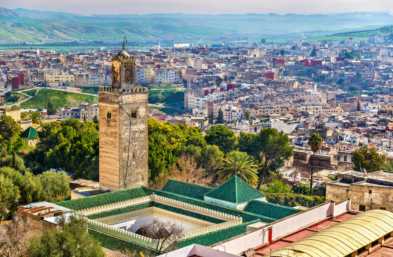Vue sur la mosquée et la ville de Fès au Maroc