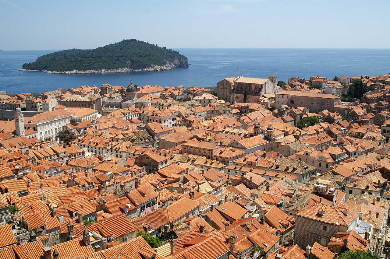 Vue sur la vieille ville de Dubrovnik depuis les remparts, Croatie