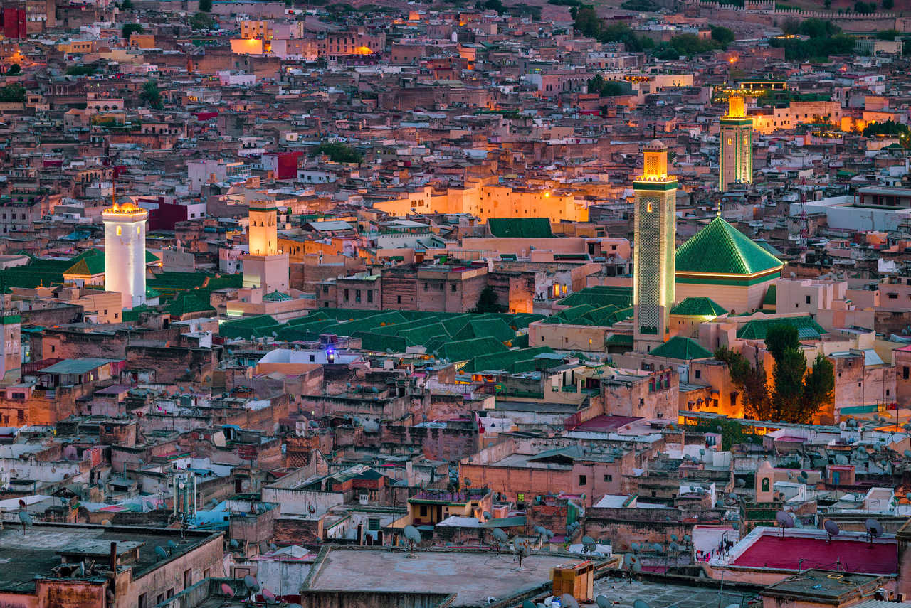 Vue sur la ville de Fès de nuit au Maroc
