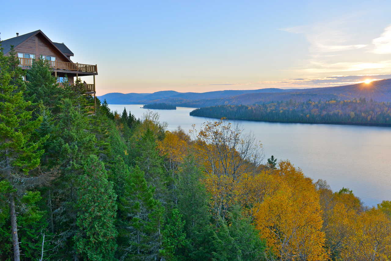 Vue sur le lac Sacacomie en Mauricie au Québec