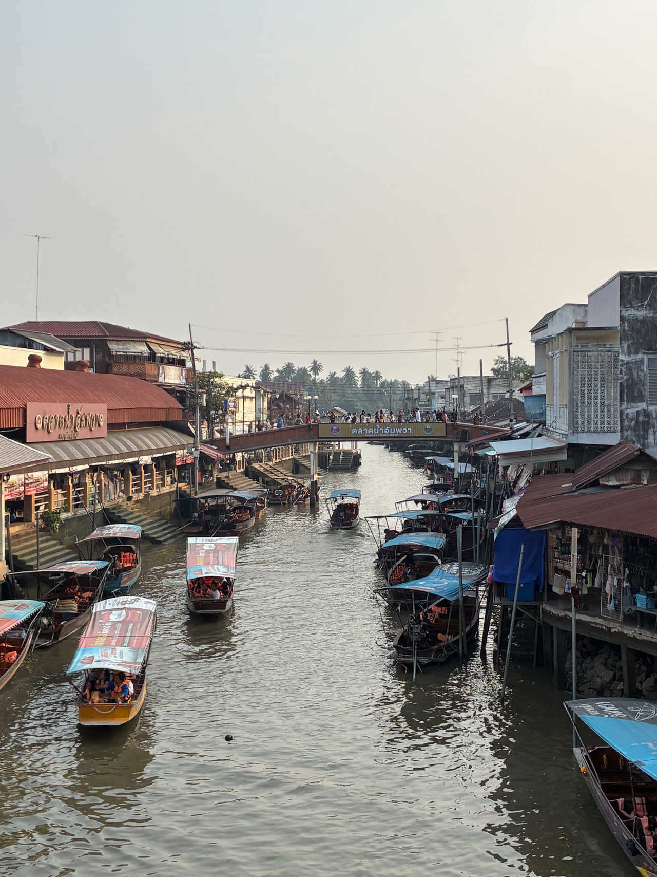 Vue sur le Marché à Amphawa en Thaïlande