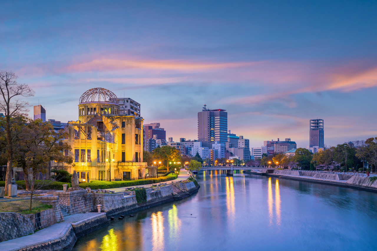 Vue sur le mémorial d'Hiroshima et la ville en arrière au Japon