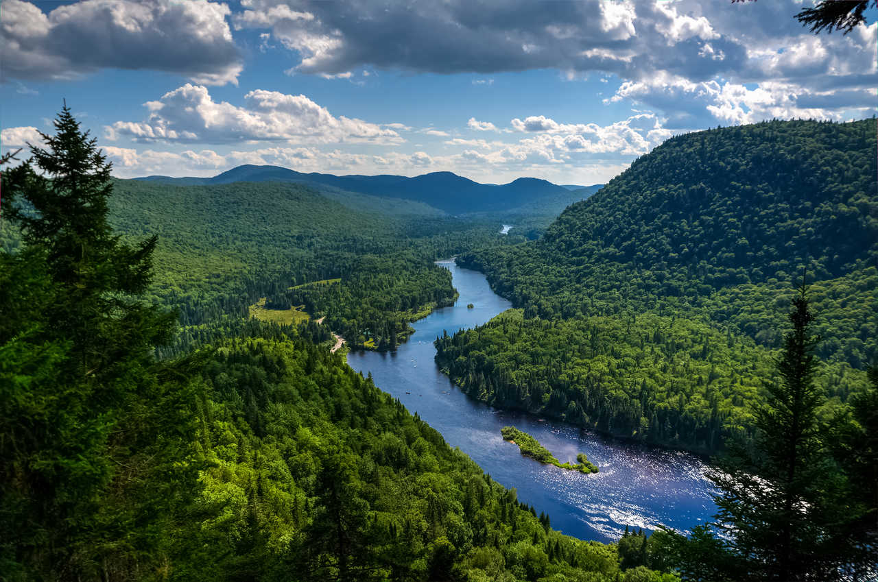 Vue sur le parc national de la rivière Jacques-Cartier, Québec, Canada