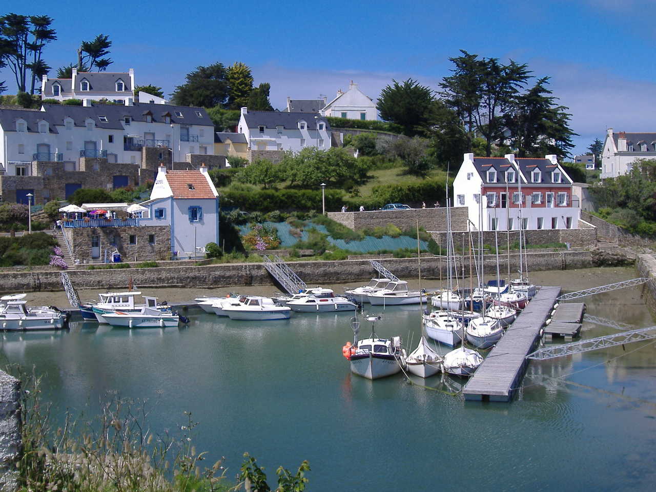 vue sur le port et un village typique de Bretagne avec des maisons aux murs blancs et toits gris